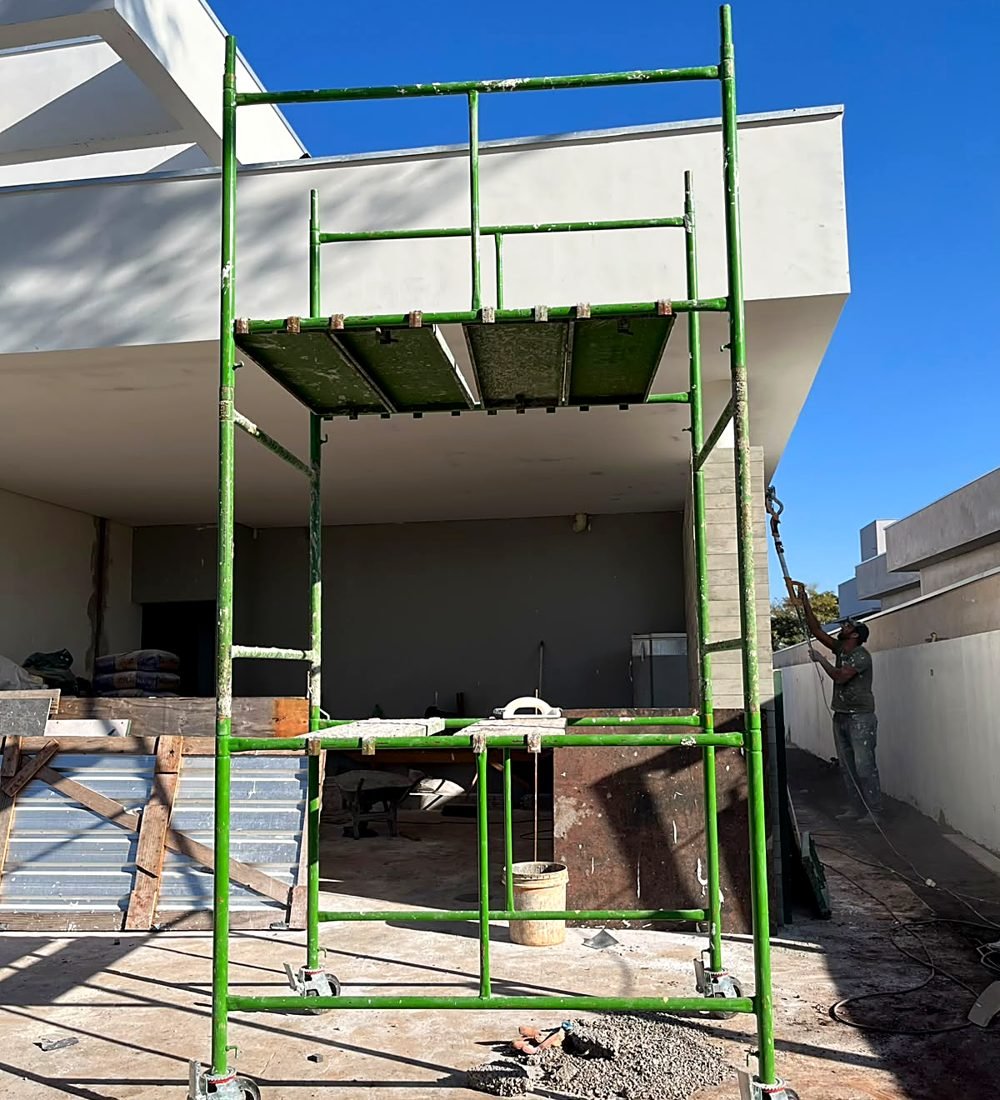 Andaime tubular da Vector montado com rodízios em uma obra